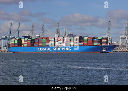 Das Containerschiff CSCL Mars verlässt den Hafen von Rotterdam am 28. Mai 2022. Stockfoto