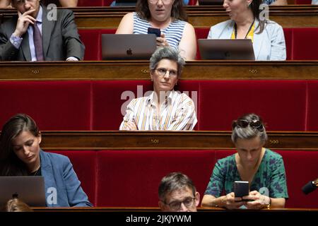 Paris, Frankreich. 02. August 2022. EELV-Abgeordnete Sandrine Rousseau spricht während einer Fragestunde an die Regierung bei der Nationalversammlung am 2. August 2022 in Paris. Foto von Raphael Lafargue/ABACAPRESS.COM Quelle: Abaca Press/Alamy Live News Stockfoto