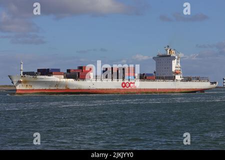 Das Containerschiff OOCL Kobe trifft am 28. Mai 2022 im Hafen von Rotterdam ein. Stockfoto