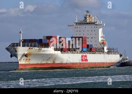 Das Containerschiff OOCL Kobe trifft am 28. Mai 2022 im Hafen von Rotterdam ein. Stockfoto