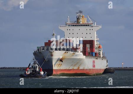 Das Containerschiff OOCL Kobe trifft am 28. Mai 2022 im Hafen von Rotterdam ein. Stockfoto