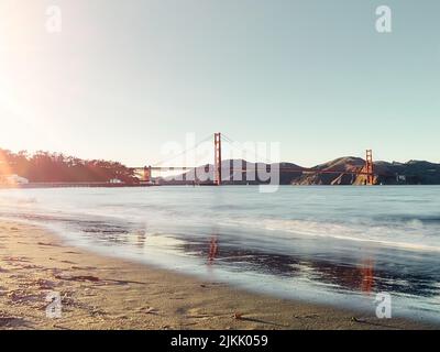 Eine malerische Aussicht auf die berühmte Golden Gate Bridge von San Francisco während der Goldenen Stunde Stockfoto