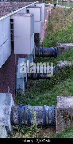 Eine vertikale Aufnahme der Wasserpumpen für eines der größten Schleusentore in den Niederlanden. Stockfoto