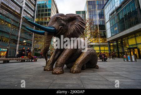 Eine vertikale Aufnahme von Bronze-Skulpturen der Hope-Herde in Spitalfields, London, Großbritannien Stockfoto