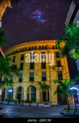 Eine wunderschöne Aussicht auf ein altes Gebäude mit Palmen Stockfoto