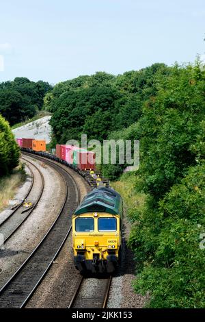 Ein freightliner-Zug, der von der Diesellokomotive Nr. 66 Nr. 66529 gezogen wurde und Hatton Bank, Warwickshire, Großbritannien, abfährt Stockfoto