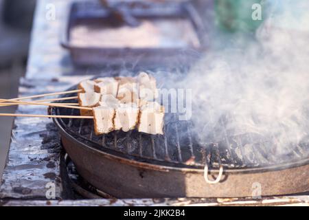 Gegrilltes Bakso Bakar: Authentisches Traditionelles Indonesisches Gericht Stockfoto