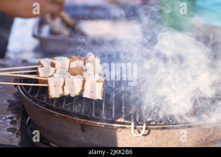 Gegrilltes Bakso Bakar: Authentisches Traditionelles Indonesisches Gericht Stockfoto