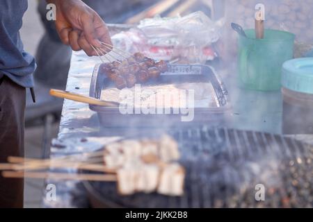 Gegrilltes Bakso Bakar: Authentisches Traditionelles Indonesisches Gericht Stockfoto