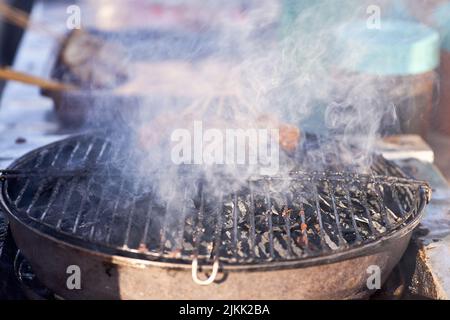 Gegrilltes Bakso Bakar: Authentisches Traditionelles Indonesisches Gericht Stockfoto