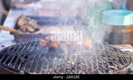 Gegrilltes Bakso Bakar: Authentisches Traditionelles Indonesisches Gericht Stockfoto