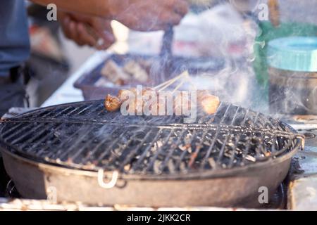 Gegrilltes Bakso Bakar: Authentisches Traditionelles Indonesisches Gericht Stockfoto