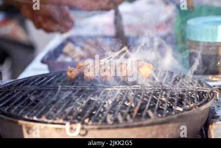 Gegrilltes Bakso Bakar: Authentisches Traditionelles Indonesisches Gericht Stockfoto