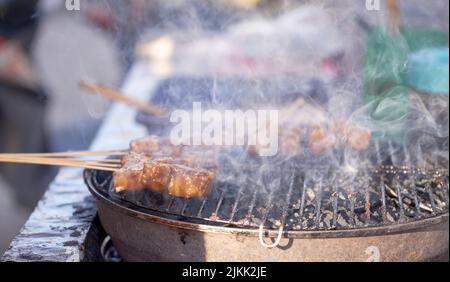 Gegrilltes Bakso Bakar: Authentisches Traditionelles Indonesisches Gericht Stockfoto