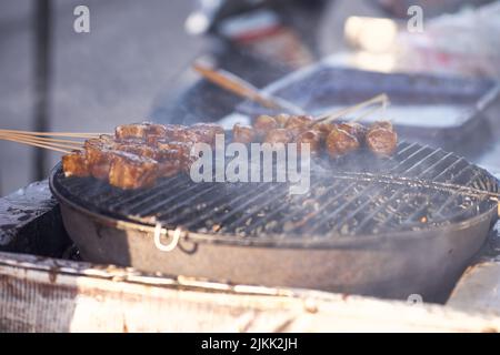 Gegrilltes Bakso Bakar: Authentisches Traditionelles Indonesisches Gericht Stockfoto