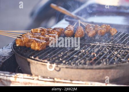 Gegrilltes Bakso Bakar: Authentisches Traditionelles Indonesisches Gericht Stockfoto