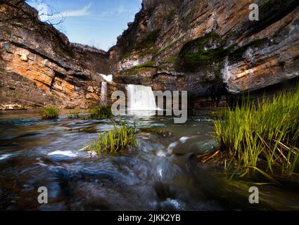 Eine schöne Aussicht auf die Mirusha Wasserfälle an einem sonnigen Tag im Mirusha Park, im zentralen Kosovo Stockfoto