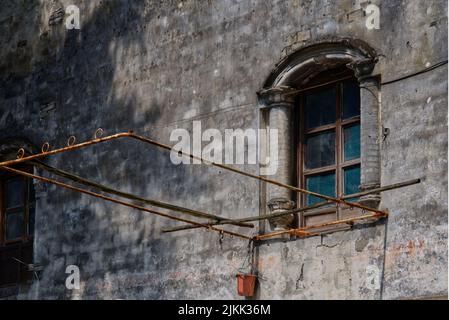 Eine Aufnahme aus dem niedrigen Winkel eines Fensters eines alten Gebäudes im alten Dorf in Shanghai, China Stockfoto