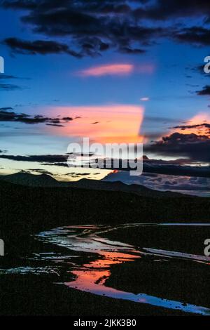 Eine wunderschöne Aussicht auf den Ganga-Fluss, der den heiligen See Manasarovar mit dem Geistersee Laangcuo in der Autonomen Region Tibet, China, verbindet Stockfoto