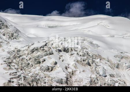 Ein faszinierender Blick auf einen wunderschönen schneebedeckten Karola-Gletscher in Tibet, China Stockfoto