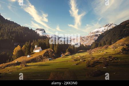 Ein Foto von der Natur und den Häusern in Breil oder Brigels, einer Gemeinde in Surselva, Schweiz Stockfoto