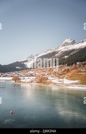 Eine vertikale Aufnahme eines Sees in Breil oder Brigels, einer Gemeinde in Surselva, Schweiz Stockfoto