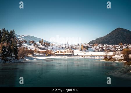 Ein Foto von Breil oder Brigels im Schnee, einer Gemeinde in Surselva im Schweizer Kanton Graubünden, Schweiz Stockfoto