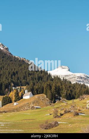 Eine vertikale Aufnahme von Breil oder Brigels, einer Gemeinde in Surselva, Schweiz Stockfoto