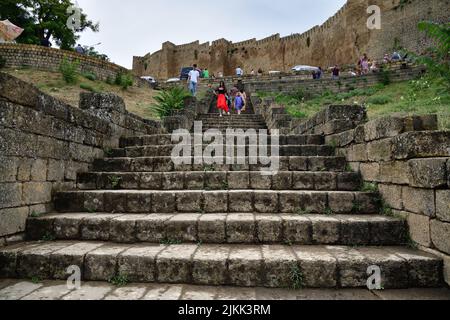 Derbent, Russland - 24. Juli 2022: Treppen zur Festung Naryn-Kala. Derbent. Republik Dagestan Russland Stockfoto