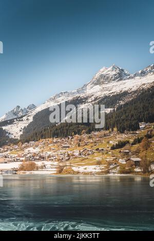 Eine vertikale Aufnahme eines Sees in Breil oder Brigels, einer Gemeinde in Surselva, Schweiz Stockfoto