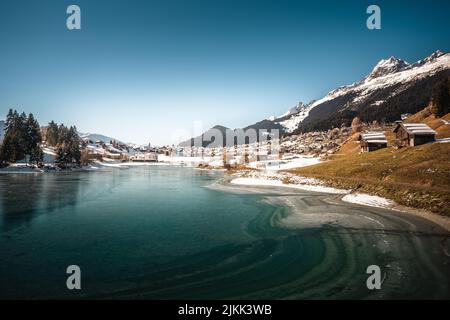 Ein Foto eines Sees in Breil oder Brigels, einer Gemeinde in Surselva, Schweiz Stockfoto