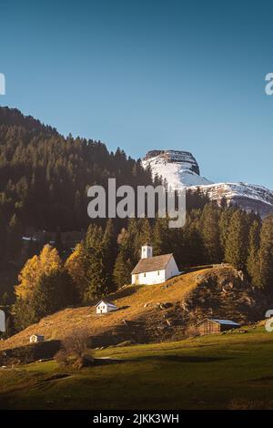 Eine vertikale Aufnahme von Natur und Häusern in Breil oder Brigels, einer Gemeinde in Surselva, Schweiz Stockfoto