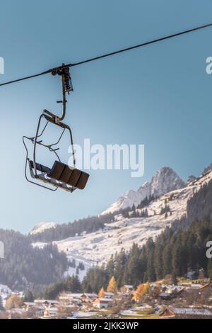 Eine vertikale Aufnahme eines Skilifts in Breil oder Brigels, einer Gemeinde in Surselva, Schweiz Stockfoto