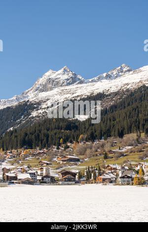 Eine vertikale Aufnahme der Natur in Breil oder Brigels, einer Gemeinde in Surselva, Schweiz Stockfoto