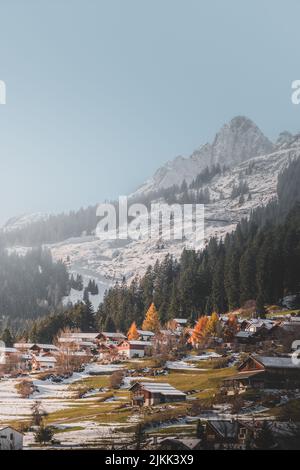 Eine vertikale Aufnahme von Breil oder Brigels, einer Gemeinde in Surselva in Graubünden, Schweiz Stockfoto