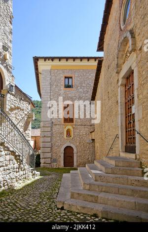 Eine vertikale Aufnahme einer Straße zwischen alten mittelalterlichen Steingebäuden in Italien. Stockfoto