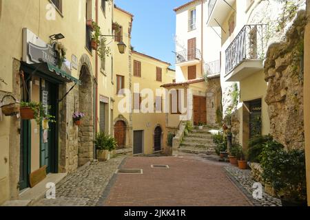 Tagsüber eine Kopfsteinpflasterstraße zwischen alten mittelalterlichen Steingebäuden. Stockfoto