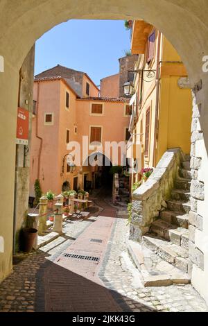 Eine vertikale Aufnahme einer Straße zwischen alten mittelalterlichen Steingebäuden in Italien. Stockfoto