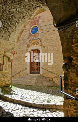 Eine vertikale Aufnahme einer Straße zwischen alten mittelalterlichen Steingebäuden in Italien. Stockfoto