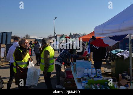 Die Freiwilligen und Flüchtlinge im Ukraine Refugee Welcome Center in Medyka, Polen. Stockfoto