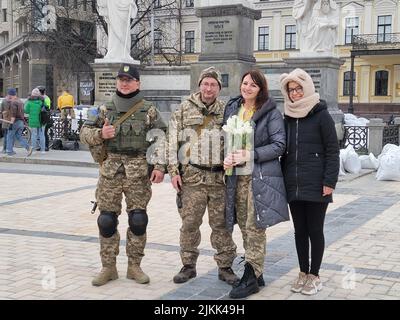 Der ukrainische Soldat und sein Verlobter heiraten während der Angriffe russischer Streitkräfte auf Kiew. Stockfoto