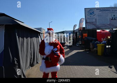 Der Mann, der als Weihnachtsmann im Ukraine Refugee Welcome Center in Medyka, Polen, gekleidet war. Stockfoto