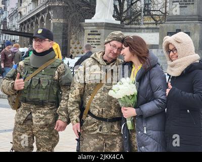 Der ukrainische Soldat und sein Verlobter heiraten während der Angriffe russischer Streitkräfte auf Kiew. Stockfoto