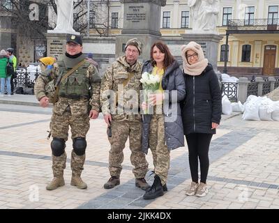 Der ukrainische Soldat und sein Verlobter heiraten während der Angriffe russischer Streitkräfte auf Kiew. Stockfoto