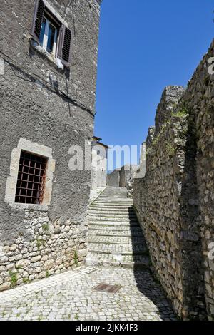 Eine vertikale Aufnahme einer Straße zwischen alten mittelalterlichen Steingebäuden in Italien. Stockfoto