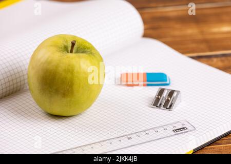 Schulausrüstung Lineal, Radierer mit kariertem Papier Stockfoto
