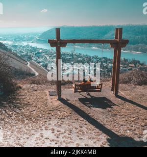 Das Paar auf der Schaukel genießt den Blick auf die Stadt Stockfoto
