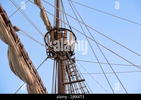 Ein altes Holzsegelschiff Mast und Segel, Karavelle, Piratenschiff Stockfoto