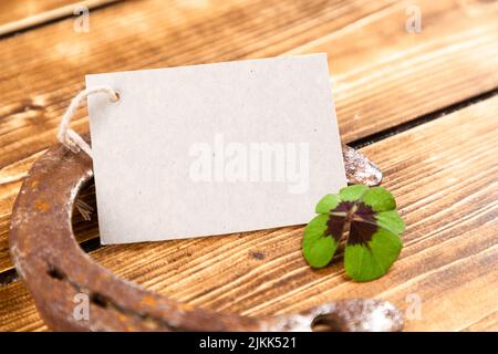 Hufeisen mit grünem Kleeblatt Zeichen für Glück für st patricks Tag auf einem hölzernen Hintergrund Stockfoto