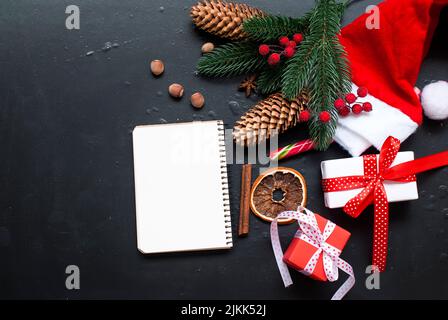 Würzige Weihnachten Hintergrund. Frohe Weihnachten Zweige, Kugeln, Zapfen, Weihnachtsdekorationen auf der .dark Hintergrund Zutaten für das Kochen Backen. Spa Stockfoto